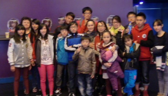 部落的孩子大手拉小手一同看電影趣囉(標題圖檔)